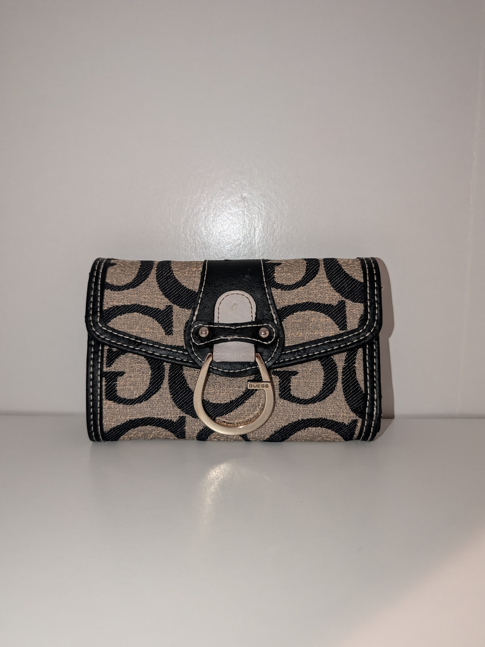Vintage GUESS Beige and Black Signature Wallet with Logo Ring